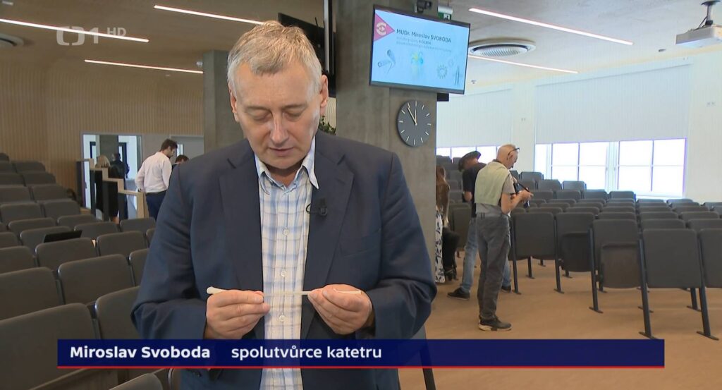 MUDr. Miroslav Svoboda drží v ruce katetr RIOCATH